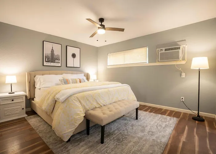 Convenient & Cozy Retreat L Hobby L Downtown L Nrg