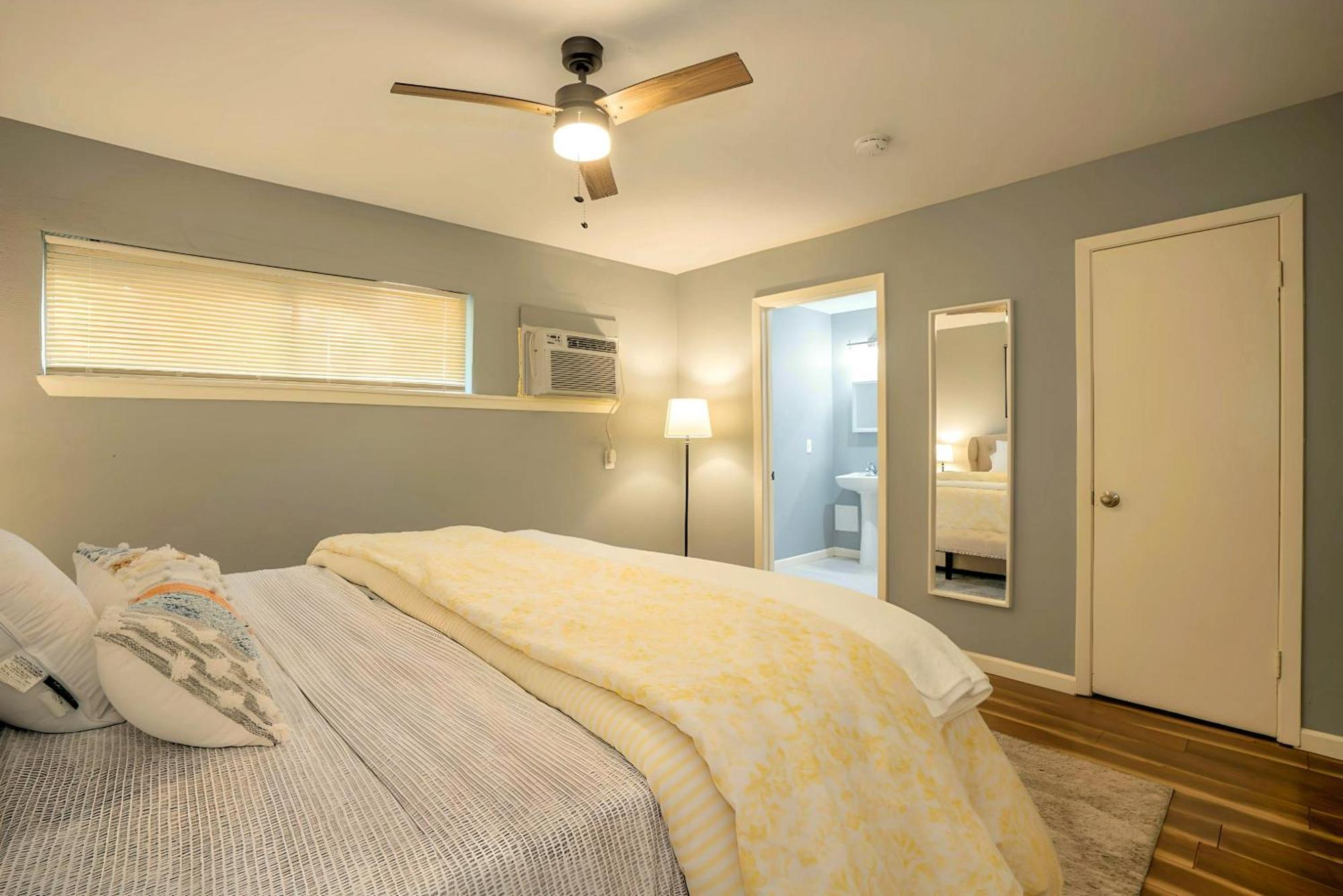 Convenient & Cozy Retreat L Hobby L Downtown L Nrg Apartment